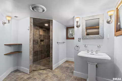 Bath - 1807 S Park Ave, Springfield, IL 62704 photo 2 of 2