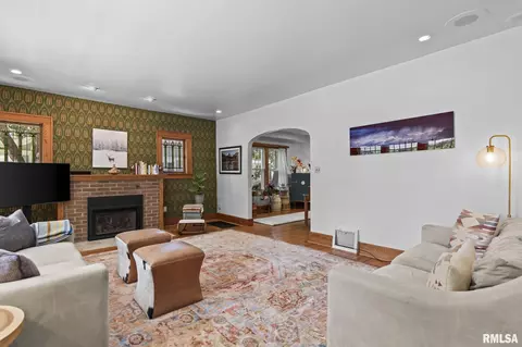 Living - 1807 S Park Ave, Springfield, IL 62704 photo 2 of 4