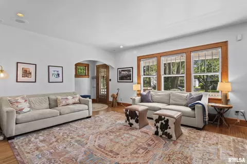 Living - 1807 S Park Ave, Springfield, IL 62704 photo 1 of 4