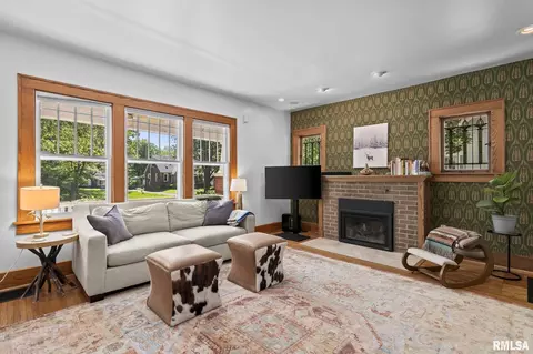 Living - 1807 S Park Ave, Springfield, IL 62704 photo 3 of 4