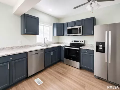 Kitchen - 330 S State St, Springfield, IL 62704 photo 1 of 1