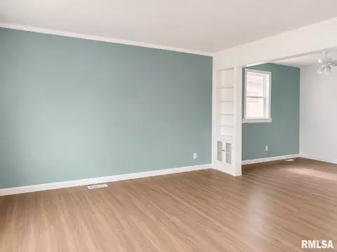 Living - 330 S State St, Springfield, IL 62704 photo 1 of 4