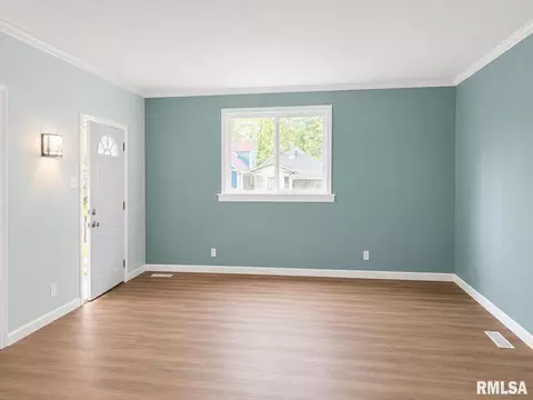 Living - 330 S State St, Springfield, IL 62704 photo 2 of 4