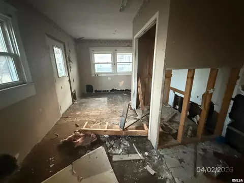 Entry Way - 932 W Edwards St, Springfield, IL 62704 photo 2 of 3