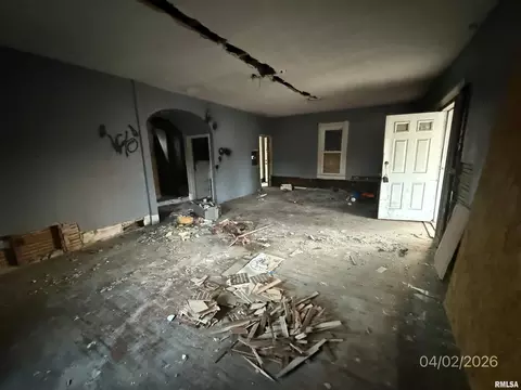 Living - 932 W Edwards St, Springfield, IL 62704 photo 1 of 4