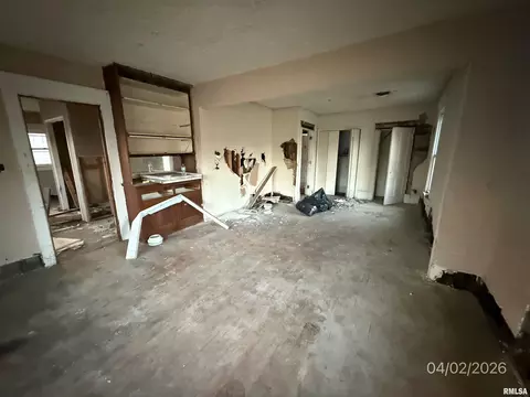 Living - 932 W Edwards St, Springfield, IL 62704 photo 3 of 4