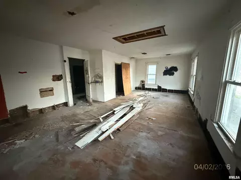Living - 932 W Edwards St, Springfield, IL 62704 photo 2 of 4