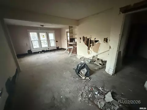 Living - 932 W Edwards St, Springfield, IL 62704 photo 4 of 4