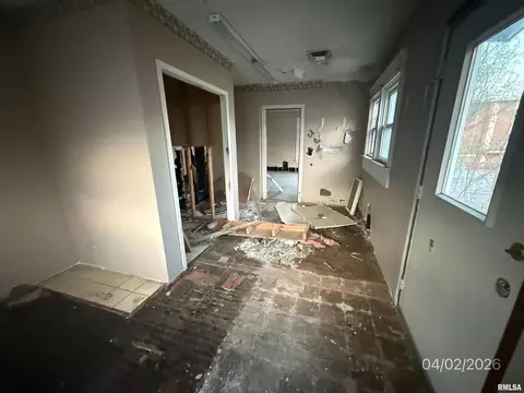 Entry Way - 932 W Edwards St, Springfield, IL 62704 photo 3 of 3