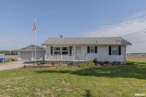 104 E Petersburg St, Oakford, IL 62673