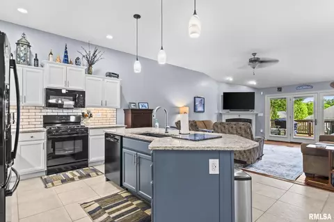 Kitchen - 4102 Highbury Dr, Springfield, IL 62711 photo 2 of 3