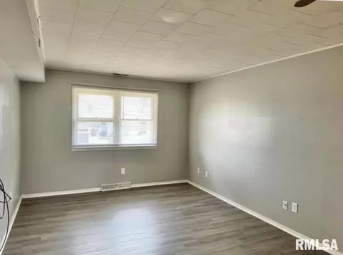 Living - 629 W Washington St, Springfield, IL 62702 photo 1 of 2