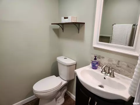 Bath - 22 Country Pl, Springfield, IL 62703 photo 2 of 2