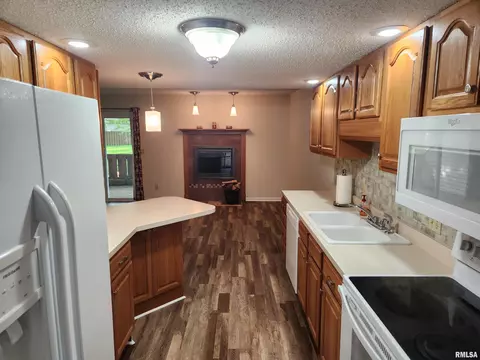 Kitchen - 22 Country Pl, Springfield, IL 62703 photo 2 of 2