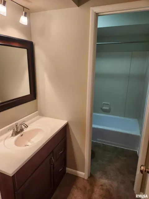 Bath - 22 Country Pl, Springfield, IL 62703 photo 1 of 2