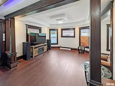 Living - 109 E North St, Mount Sterling, IL 62353 photo 3 of 4