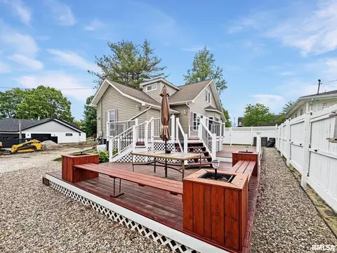 Exterior - 109 E North St, Mount Sterling, IL 62353 photo 4 of 7