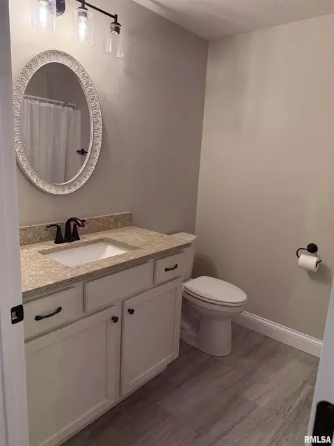 Bath - 1508 Dearborn St, Springfield, IL 62711 photo 2 of 6