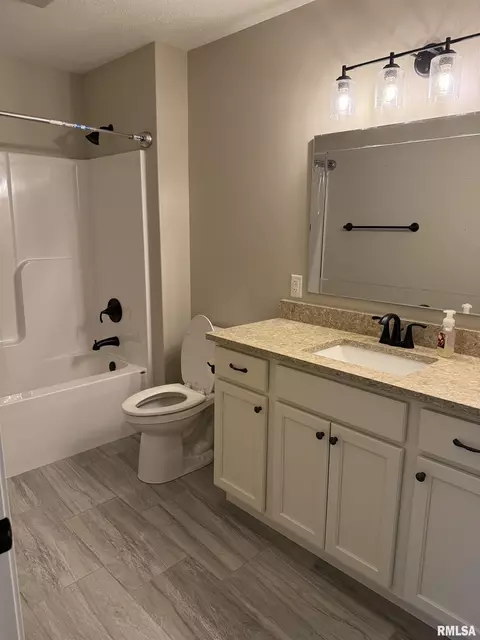 Bath - 1508 Dearborn St, Springfield, IL 62711 photo 4 of 6