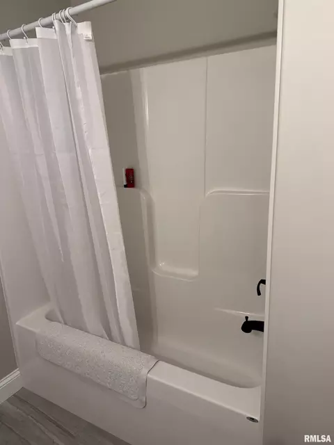 Bath - 1508 Dearborn St, Springfield, IL 62711 photo 1 of 6
