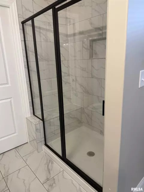 Bath - 1508 Dearborn St, Springfield, IL 62711 photo 5 of 6