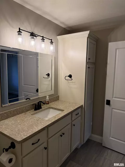 Bath - 1508 Dearborn St, Springfield, IL 62711 photo 3 of 6