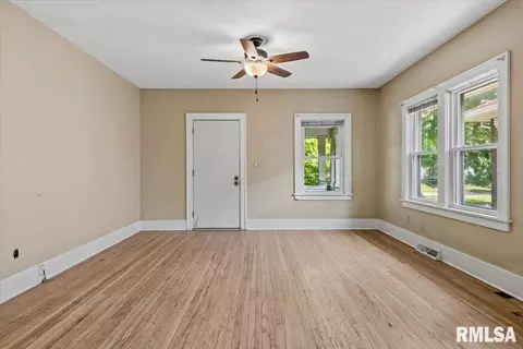 Living - 2333 Yale Blvd, Springfield, IL 62703 photo 3 of 4