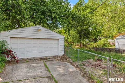 Exterior - 2333 Yale Blvd, Springfield, IL 62703 photo 4 of 8