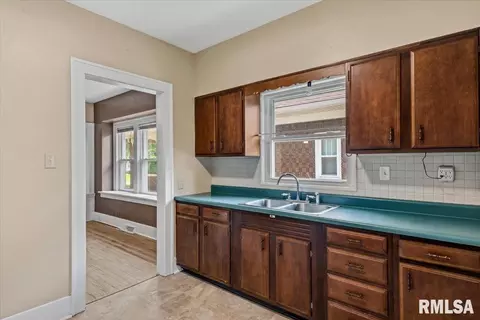 Entry Way - 2333 Yale Blvd, Springfield, IL 62703 photo 5 of 8
