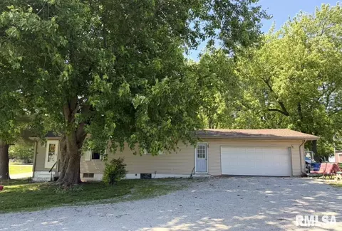 610 Mason St, Tovey, IL 62570