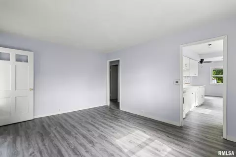 Living - 2127 Grandview Ave, Springfield, IL 62702 photo 3 of 4