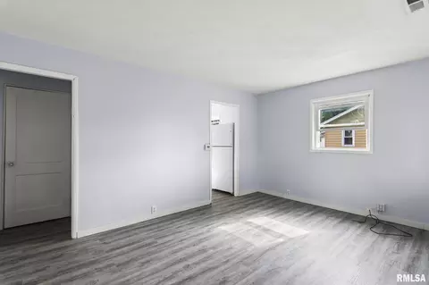 Living - 2127 Grandview Ave, Springfield, IL 62702 photo 4 of 4