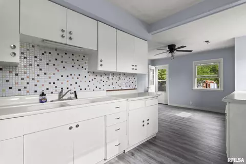 Kitchen - 2127 Grandview Ave, Springfield, IL 62702 photo 3 of 3