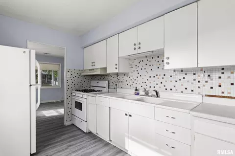 Kitchen - 2127 Grandview Ave, Springfield, IL 62702 photo 2 of 3