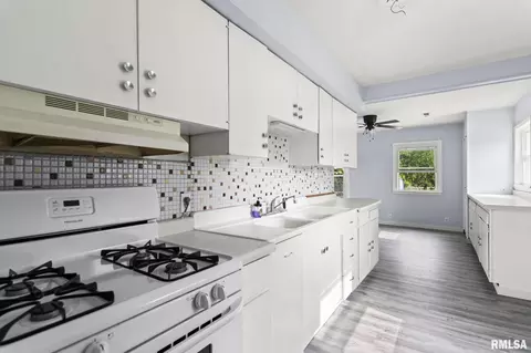 Kitchen - 2127 Grandview Ave, Springfield, IL 62702 photo 1 of 3
