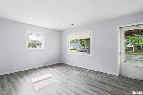 Living - 2127 Grandview Ave, Springfield, IL 62702 photo 2 of 4