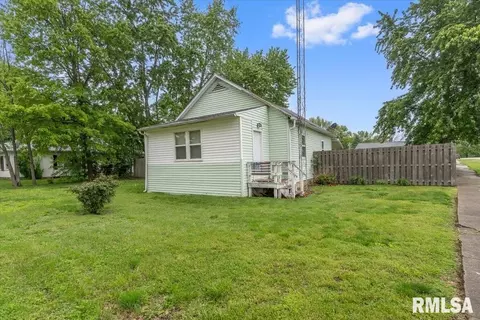 413 Elm St, Thayer, IL 62689