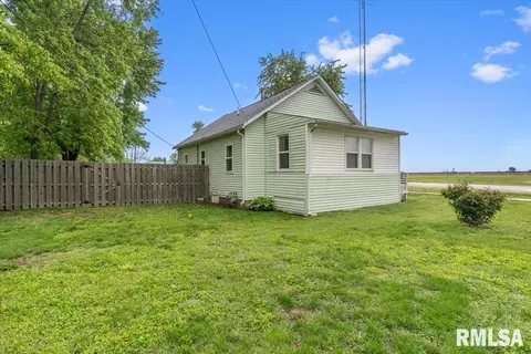Exterior - 413 Elm St, Thayer, IL 62689 photo 9 of 10