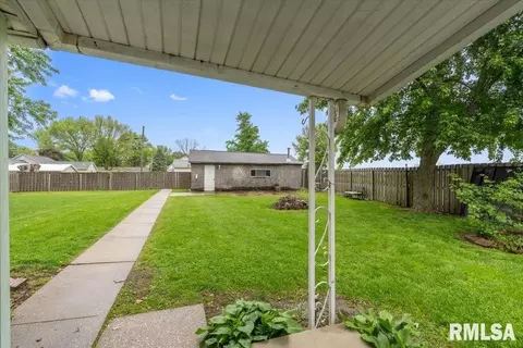 Exterior - 413 Elm St, Thayer, IL 62689 photo 5 of 10