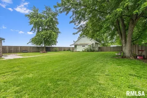 Exterior - 413 Elm St, Thayer, IL 62689 photo 4 of 10