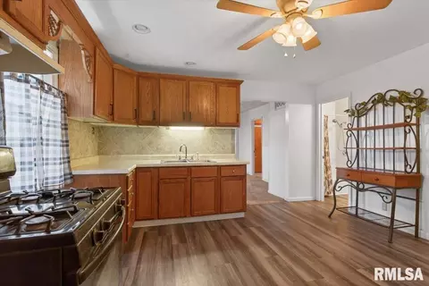 Entry Way - 413 Elm St, Thayer, IL 62689 photo 2 of 4