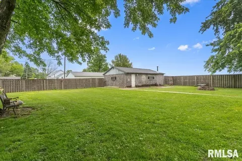 Exterior - 413 Elm St, Thayer, IL 62689 photo 3 of 10