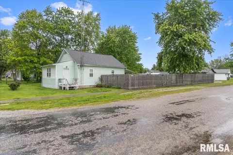 Exterior - 413 Elm St, Thayer, IL 62689 photo 10 of 10