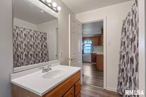 Bath - 413 Elm St, Thayer, IL 62689 photo 2 of 2