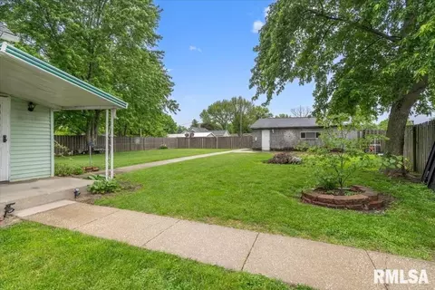Exterior - 413 Elm St, Thayer, IL 62689 photo 2 of 10