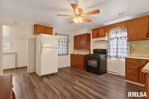 Entry Way - 413 Elm St, Thayer, IL 62689 photo 1 of 4