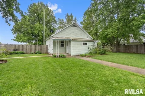 Exterior - 413 Elm St, Thayer, IL 62689 photo 1 of 10
