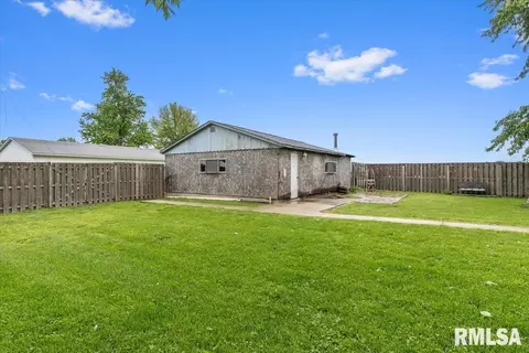 Exterior - 413 Elm St, Thayer, IL 62689 photo 8 of 10