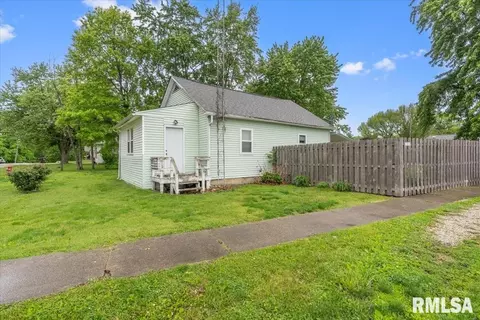 Exterior - 413 Elm St, Thayer, IL 62689 photo 7 of 10