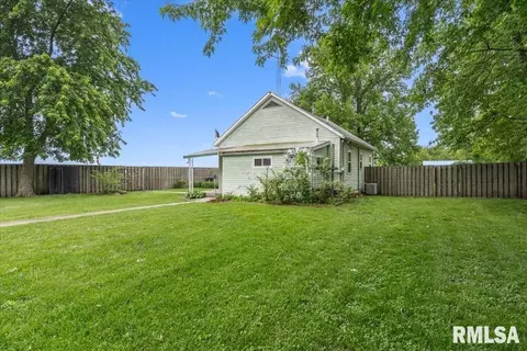Exterior - 413 Elm St, Thayer, IL 62689 photo 6 of 10